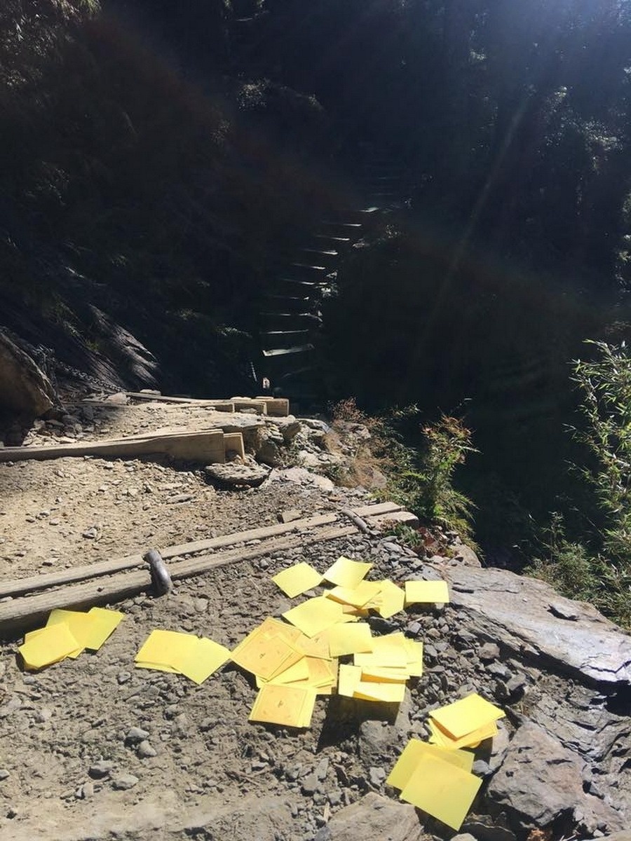 玉山主峰步道，違反國家公園法亂撒冥紙行為〈玉管處提供〉