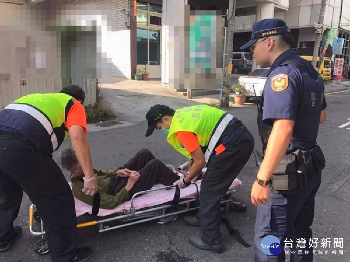 婦人外出暈眩路倒，北港所警員蔡竣皓積極給予適當照顧，並護送婦人就醫，為民服務的熱忱深獲鄉親肯定。