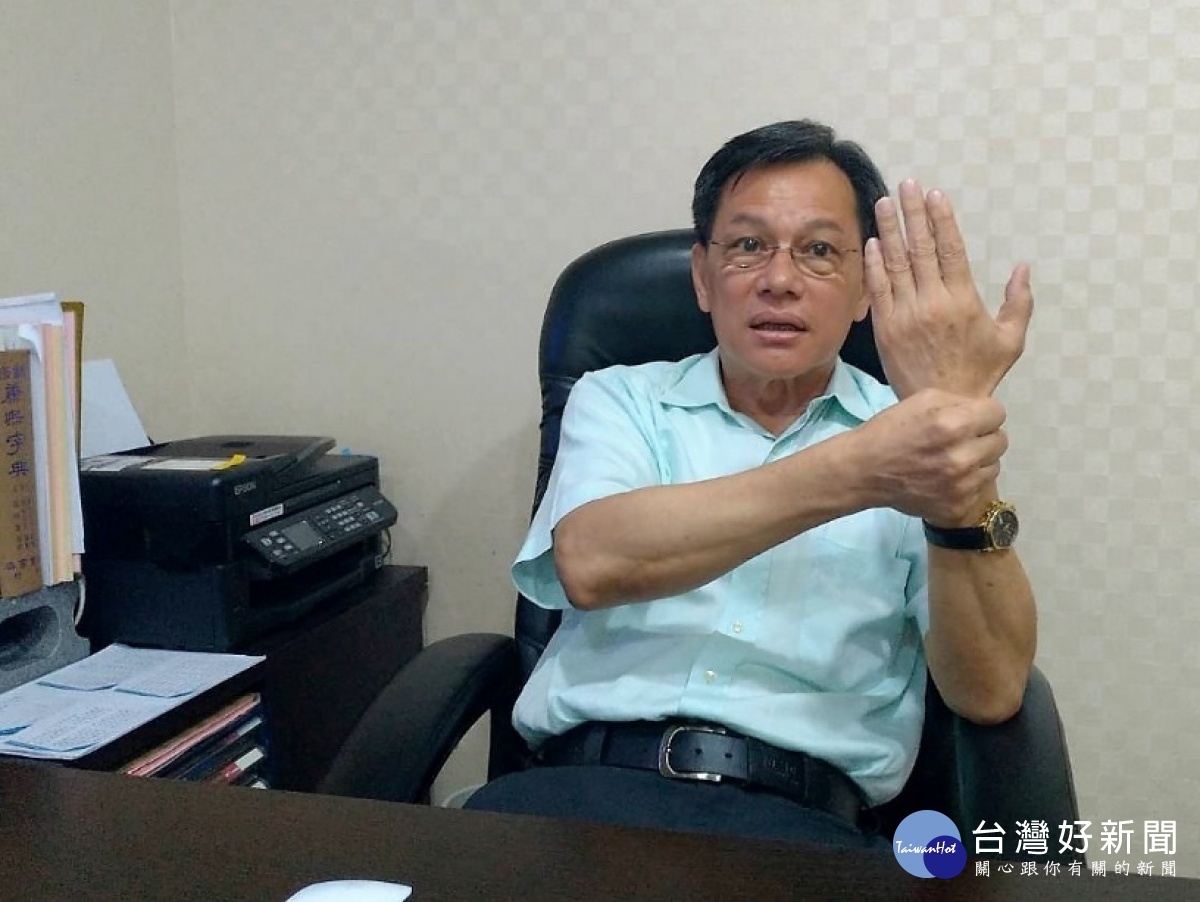 葉勁君一步步的解析《易經》的內涵,從卦象一路談到如何應用在生活。