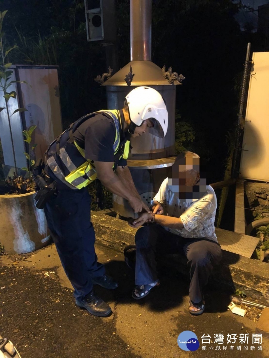 防走失手環立大功,八德警助失智翁返家。