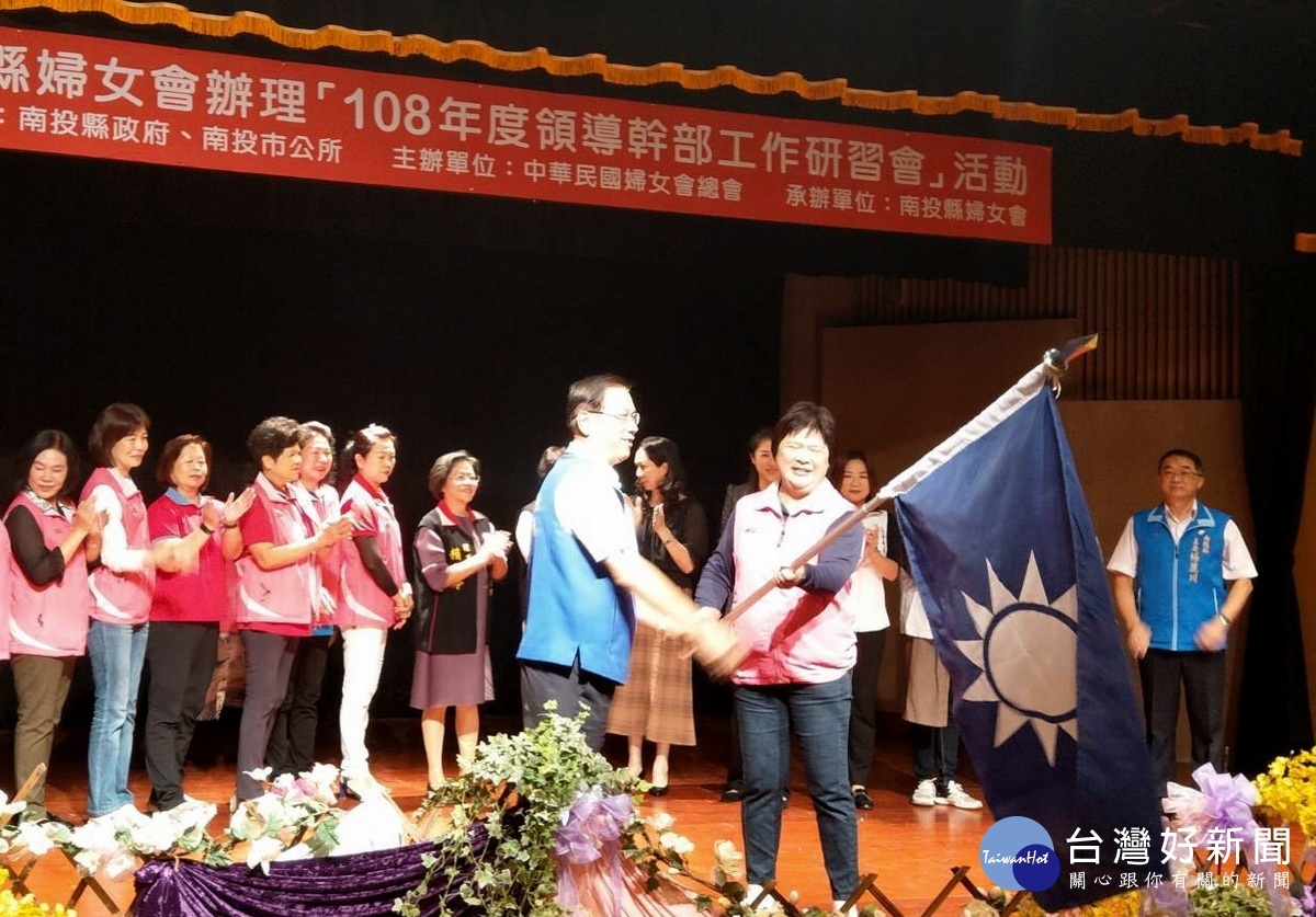林明溱授旗給後援會長陳淑惠。