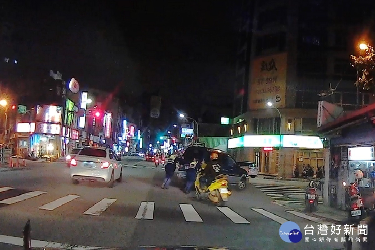交通大隊直屬中隊警務員徐國智及警員蔣志煌協助推車,並將身體適適的邱妻送醫,讓邱姓夫妻感謝不已。