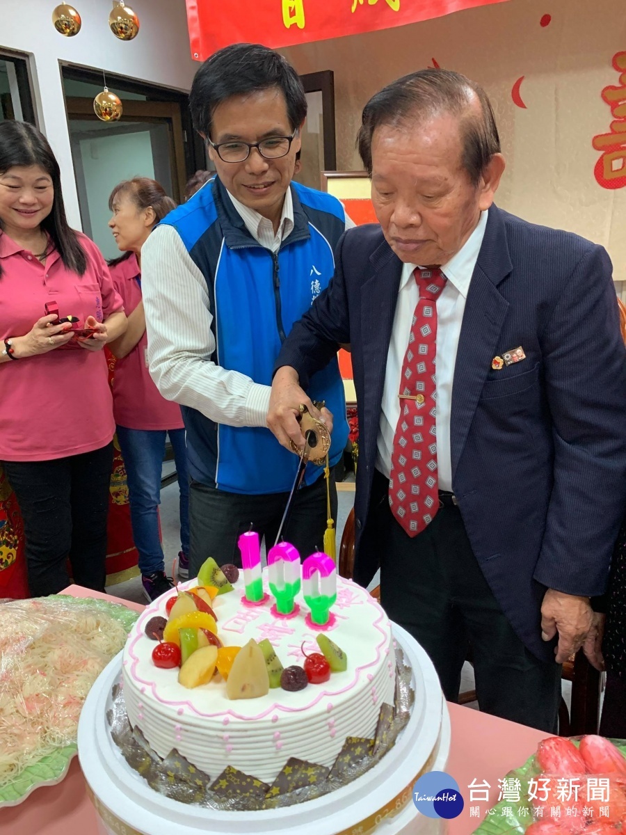 八德榮家彭光貴百歲誕辰 家副主任率住民同賀祝壽