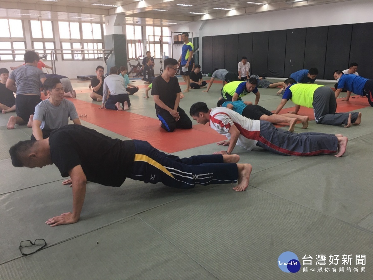 平鎮警分局為使全體同仁更了解自身的健康狀況,以及培養規律運動的習慣,特別安排體技常年訓練。
