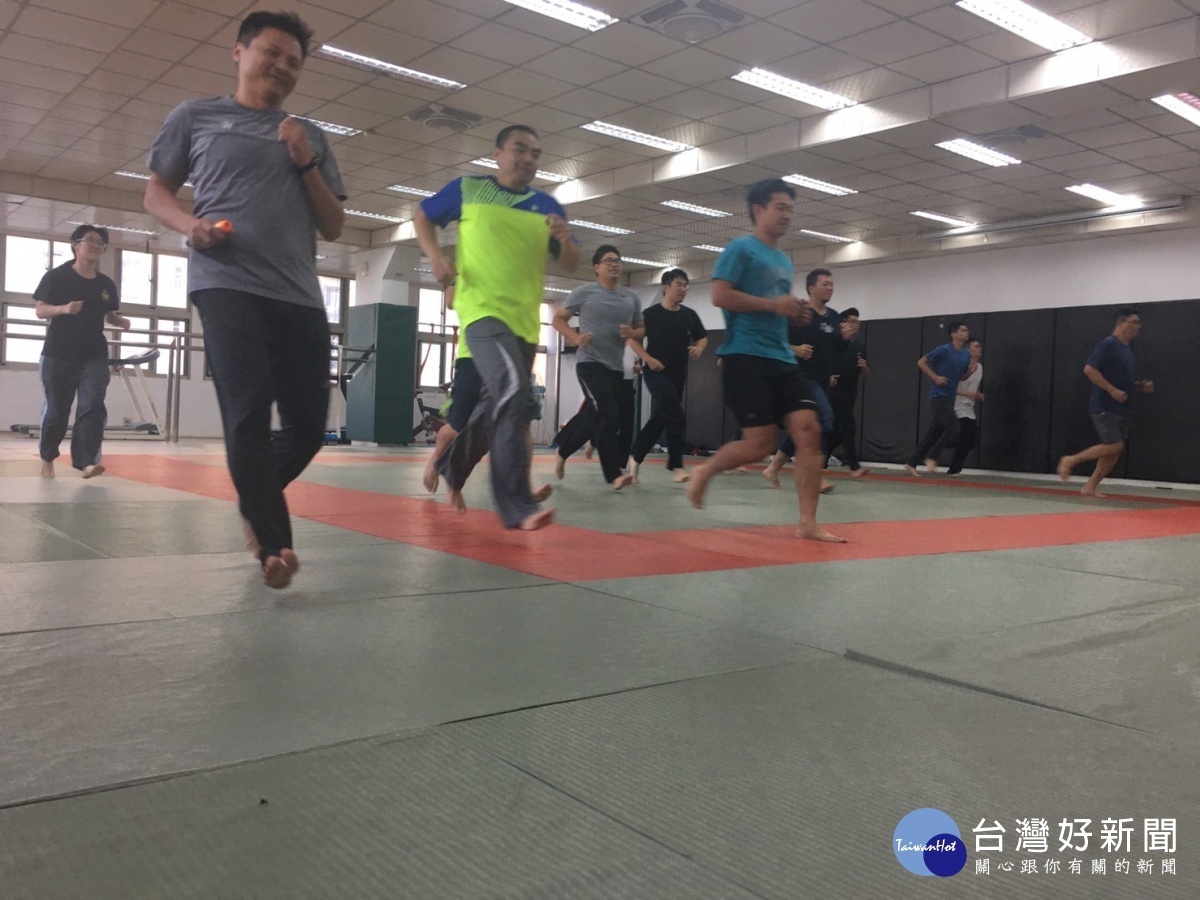 平鎮警分局為使全體同仁更了解自身的健康狀況,以及培養規律運動的習慣,特別安排體技常年訓練。