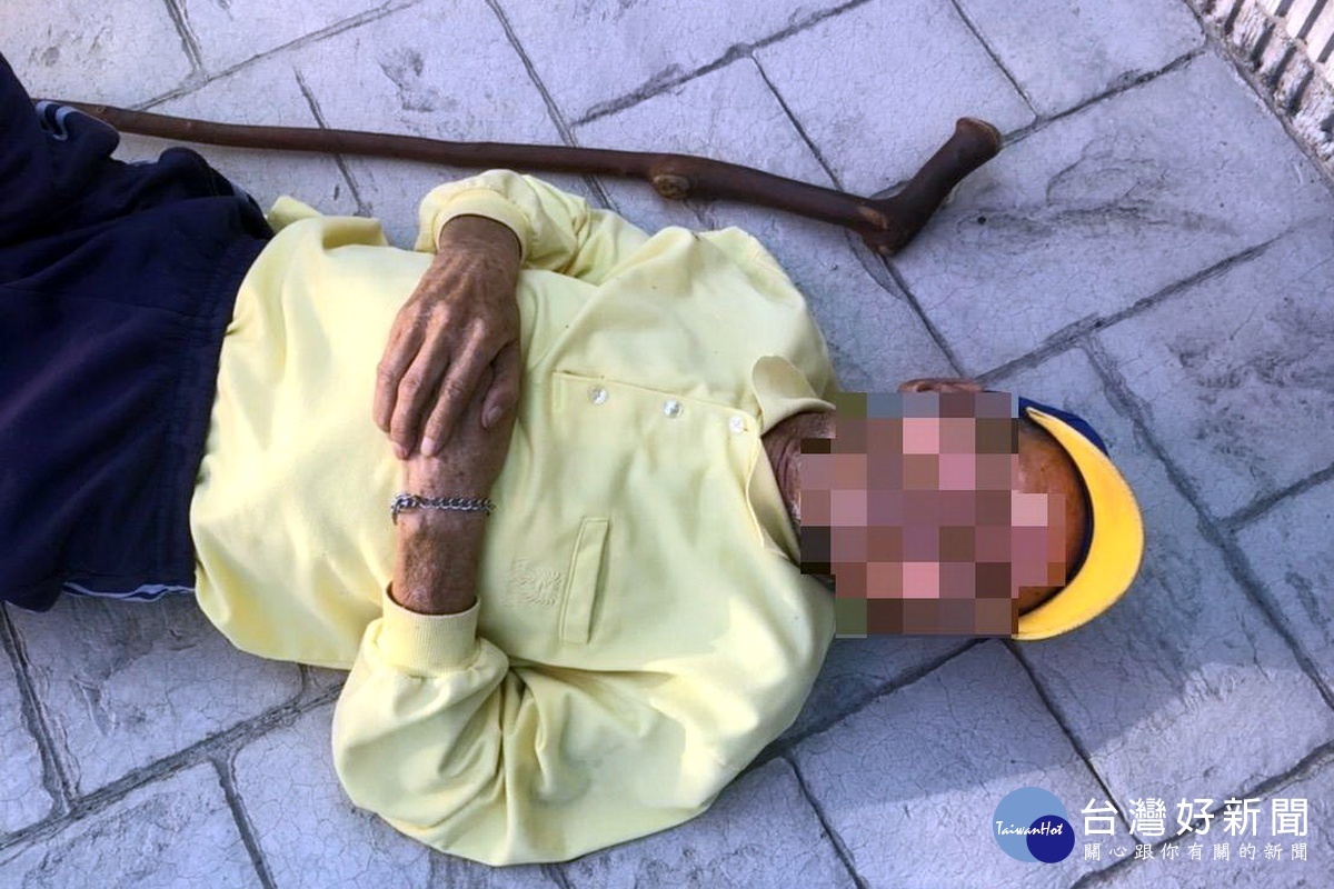 85歲老翁嫌天氣太熱竟然躺在人行道上納涼。