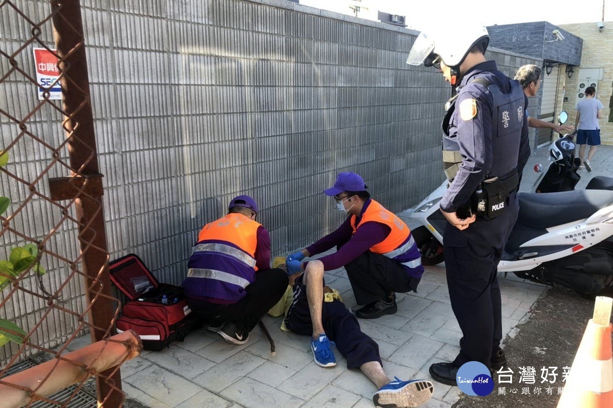 發現老翁躺臥人行道上,蘆竹分局大竹派出所女警游子萱與警專實務訓練生戴翊丞協助將老翁平安送回家中。
