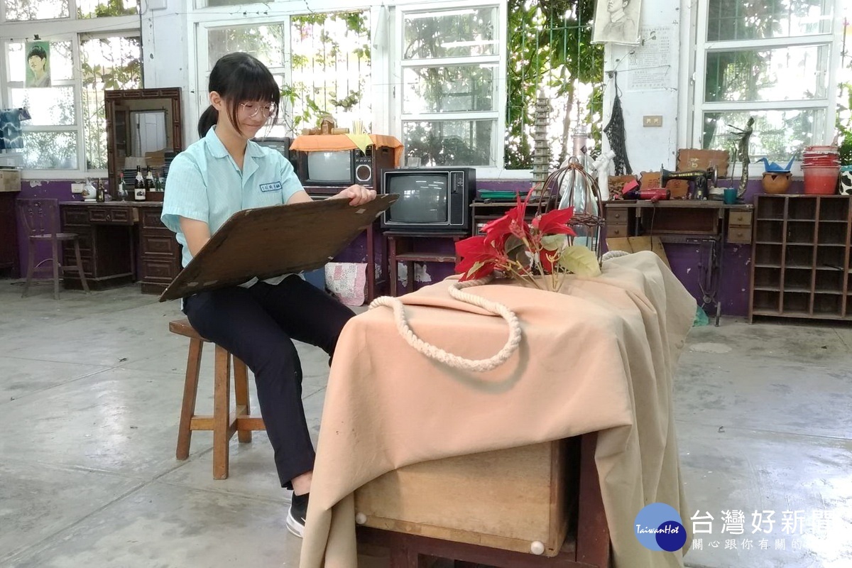 楊梅國中吳岱融同學榮獲108學年度學生美術比賽美術班組西畫類第三名。