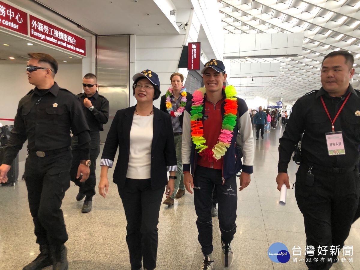 彰化縣長王翠美桃園接機伊登到彰化,展開三天的感恩之旅。圖/彰化縣政府提供