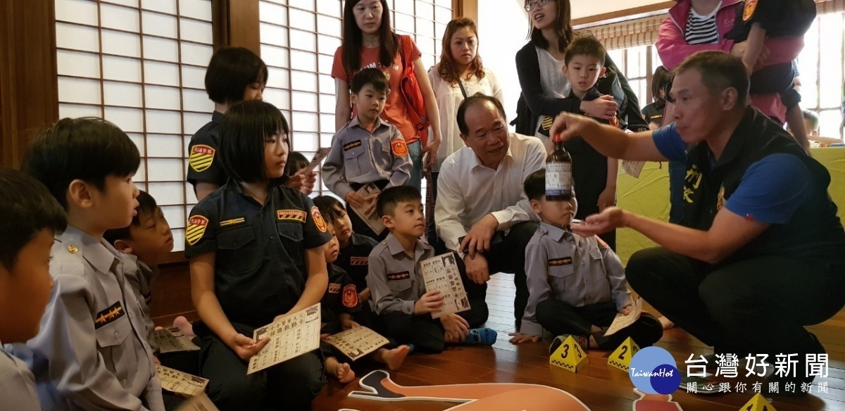 警察局長陳國進與「小小警察大人」 一同體驗合影。