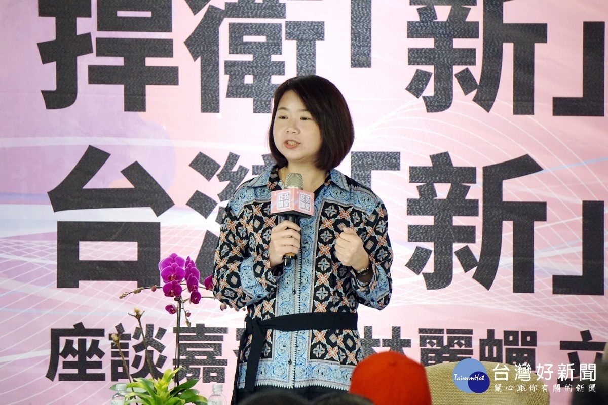 立委林麗蟬以親自經歷和新移民身分在「佳芬講堂」中進行分享。