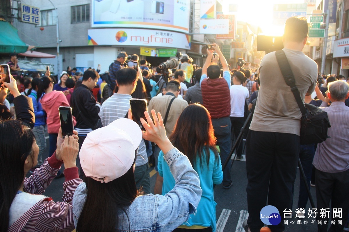 市區擠滿人潮攝影器材盡出。（記者扶小萍攝）