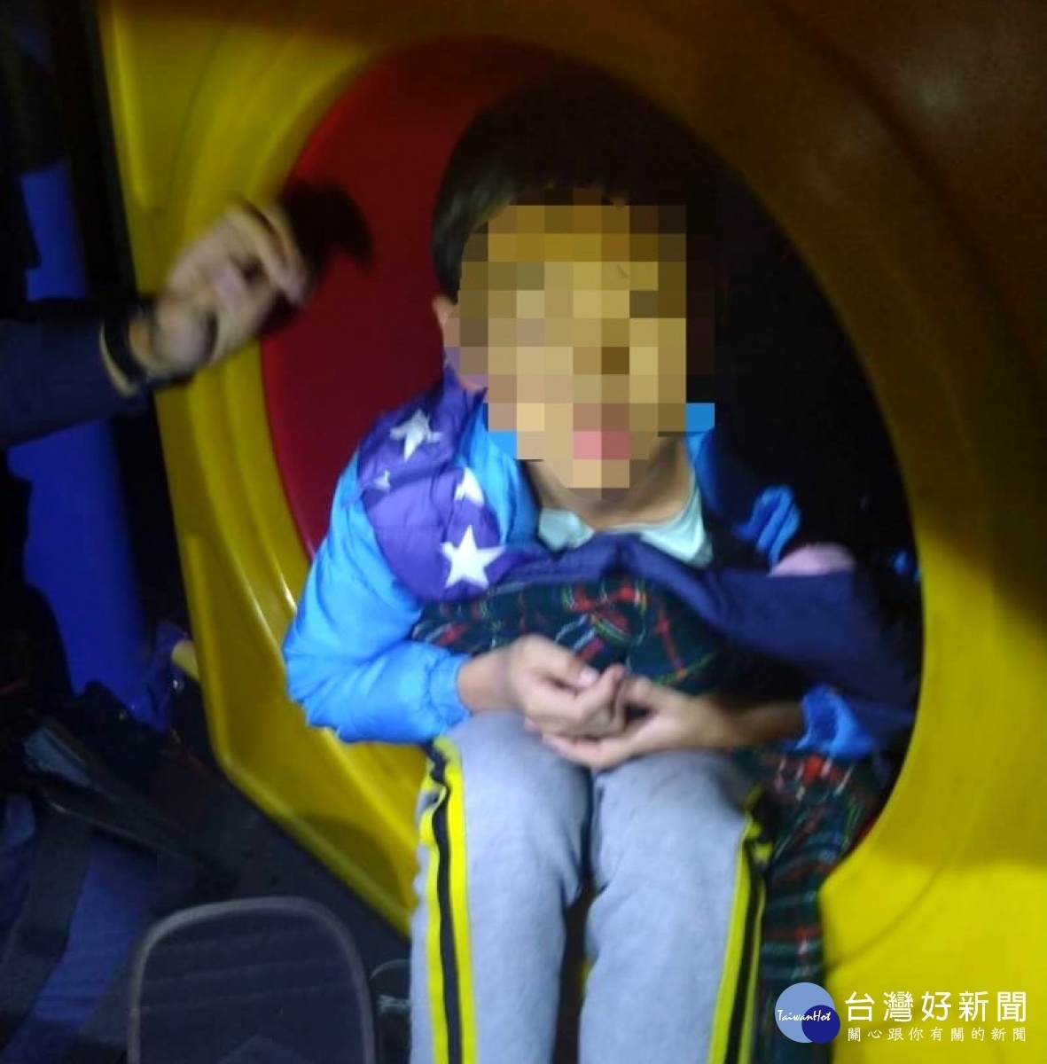 國小男童與父母發生爭吵後負氣離家,經過警方密集搜尋男童下落,終於在轄內某公園的溜滑梯內發現林童