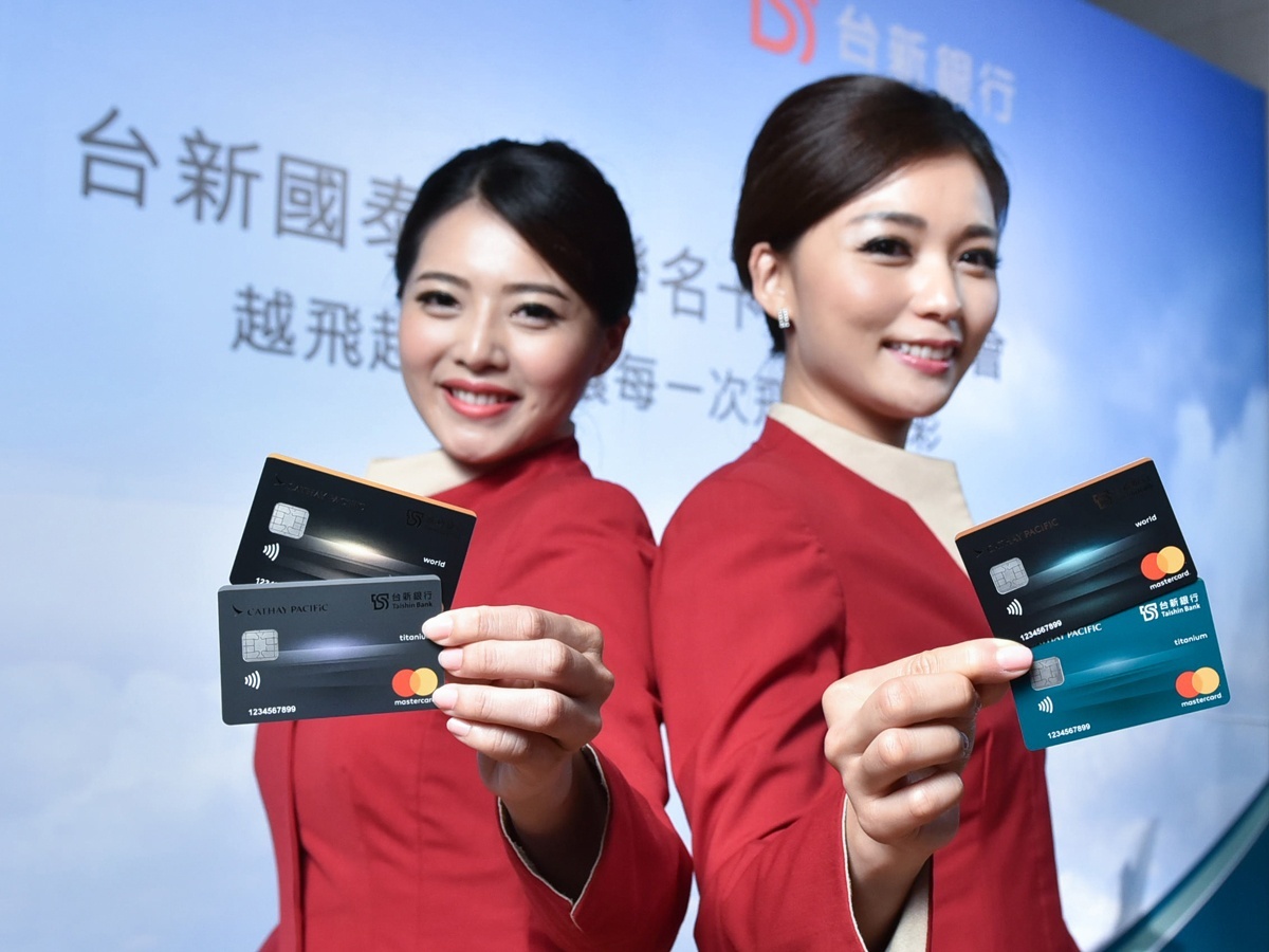新戶申辦台新銀行國泰航空聯名卡，最高獲得 44,000亞洲萬里通里數，再搭配「越飛越有哩」活動，指定消費每 5 元累積 1 里。