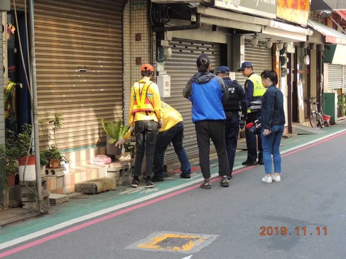 為維護「標線型人行道」行人行走順暢安全，北市府警察局針對占用「標線型人行道」及巷弄道路之移動式障礙物（如花盆、桌椅、紙箱……等），於11日起開始取締違規。（圖／北市警交警大隊