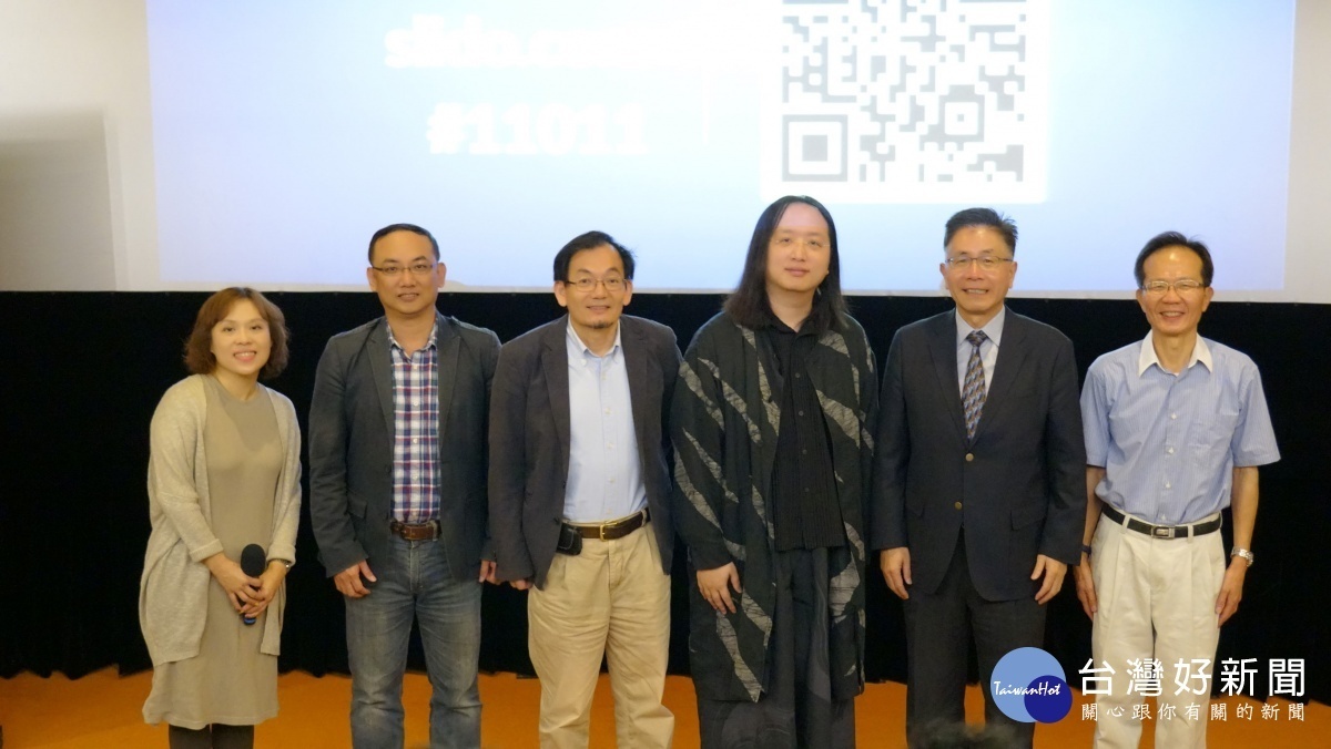 國立中央大學通識教育中心主辦「AI跨域應用系列講座」,政務委員唐鳳(右三)與中央大學周景揚校長(右二)