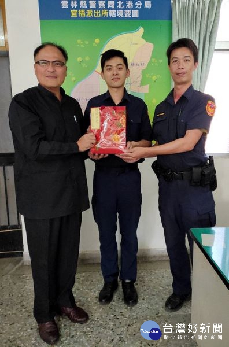 員警受理民眾竊盜案本於同理心積極偵破，分局長王立德立即前往警所頒發有功人員破案茶及禮券，肯定其保障人民之生命財產安全之辛勞。