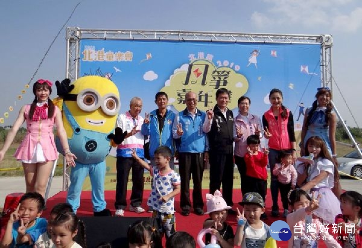 北港警分局犯罪預防宣導團結合「風箏嘉年華」，宣導反毒、反詐騙、反賄選及婦幼警政APP等服務，吸引許多鄉親共襄盛舉。