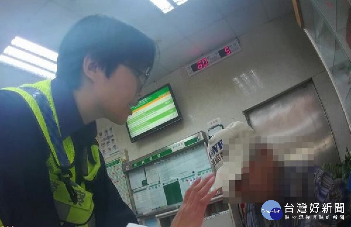 北辰所警員謝孟蓁、李研慧積極向老翁解說常見詐騙手法,成功攔阻老翁遭受詐騙,保住辛苦存下的血汗錢。