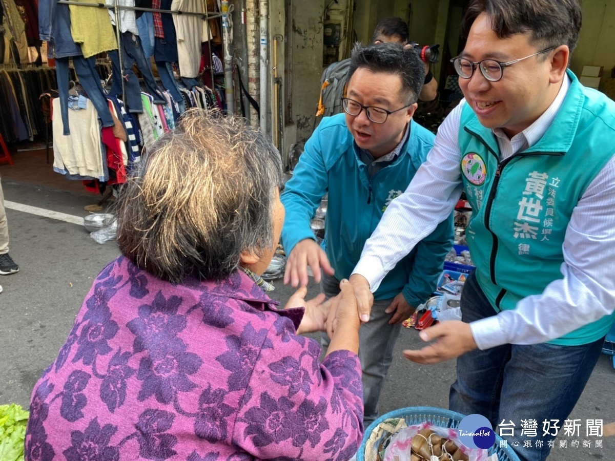民主進步黨秘書長羅文嘉陪同立法委員候選人黃世杰，前往楊梅大成路市場，一同掃街拜票。