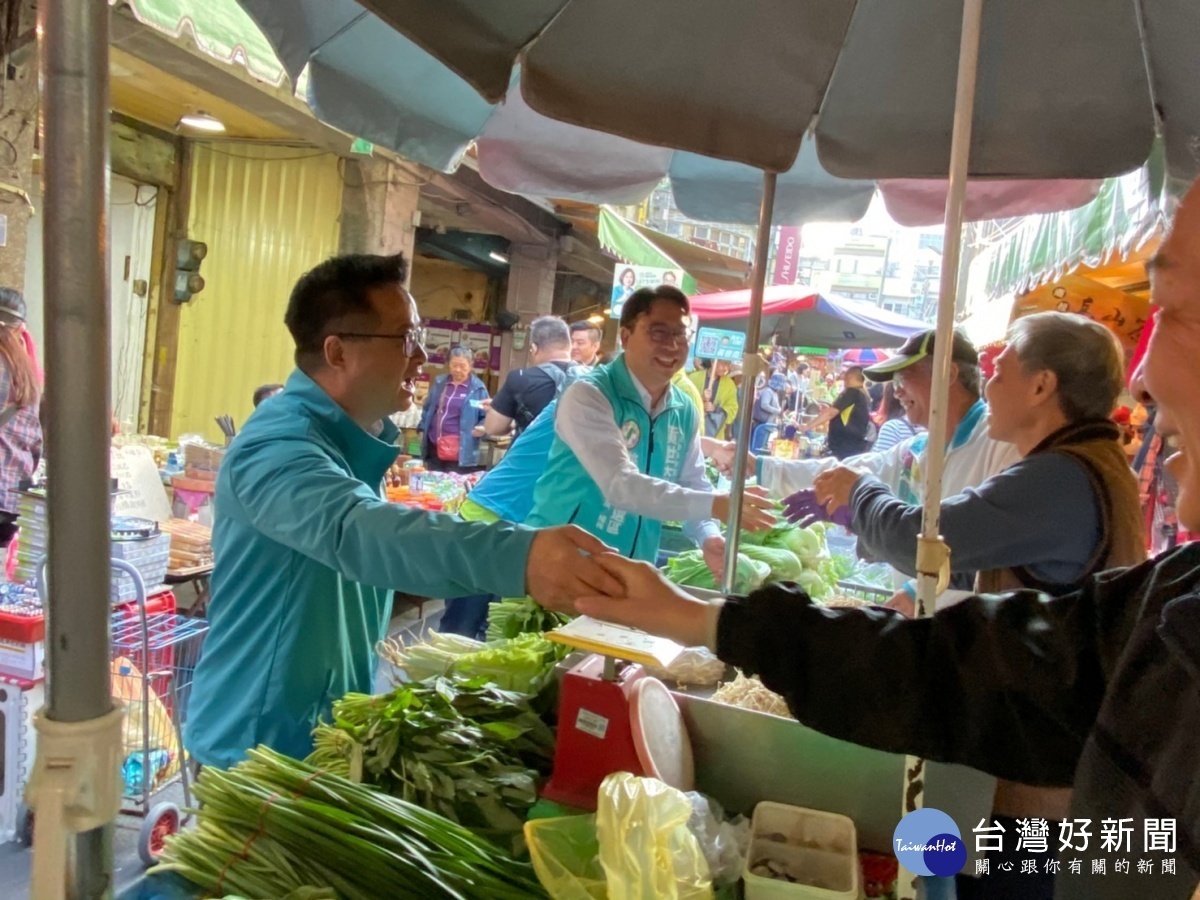 民主進步黨秘書長羅文嘉陪同立法委員候選人黃世杰，前往楊梅大成路市場，一同掃街拜票。