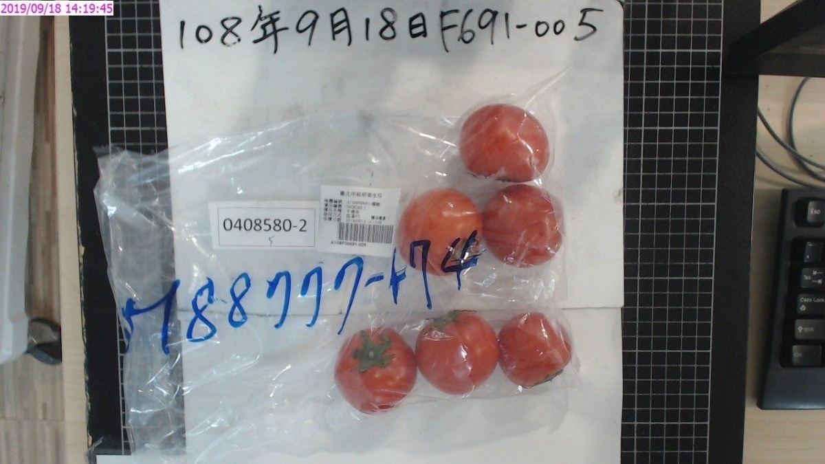 北市衛生局此次驗出的不合規定生鮮蔬果中,台北果菜第二批發市場供應的一批牛番茄,則被檢出殺菌劑Thiabendazole腐絕0.04ppm(殘留極限標準:0.01ppm以下)。(圖/台北市衛生局)