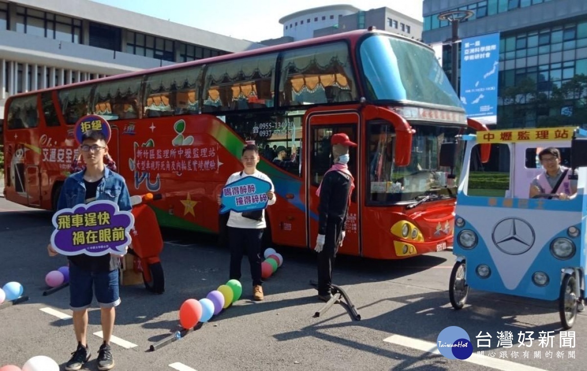 中原大學把大客車帶入校園實際演練，讓學生體驗大型車輛「內輪差」的視線死角。