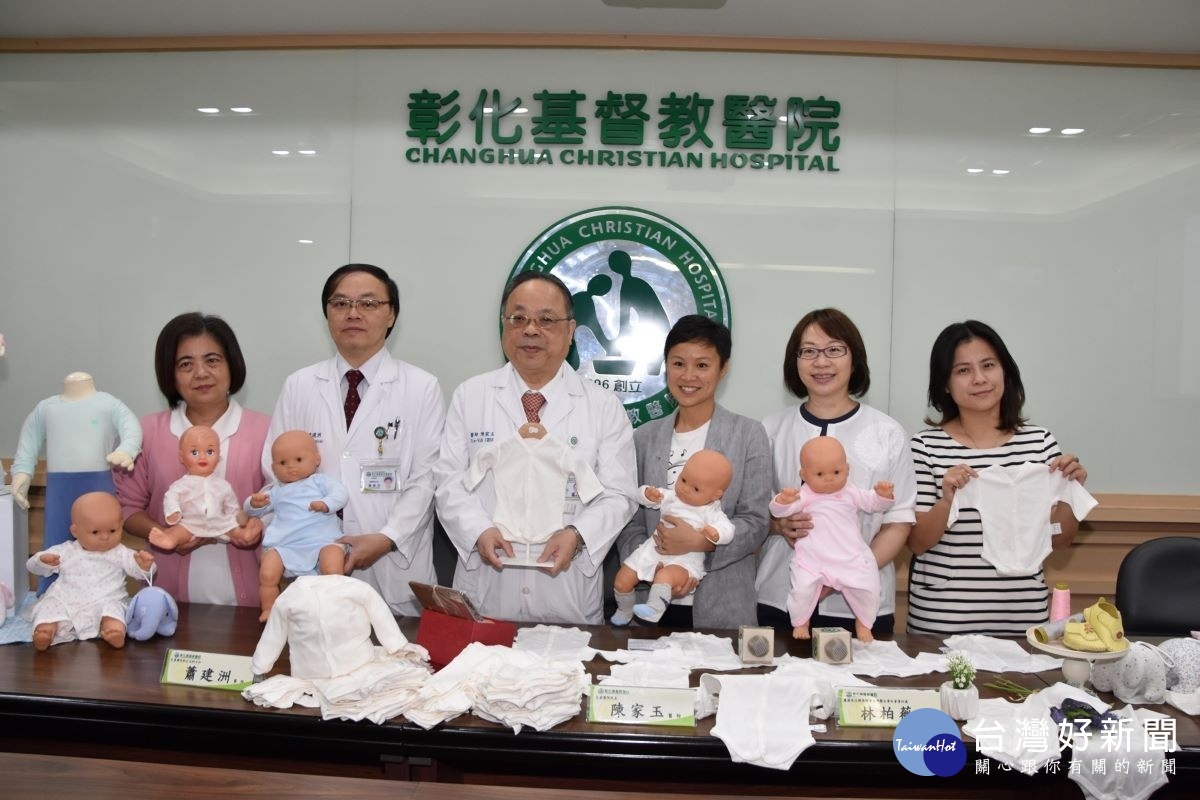 陳家玉院長（左三）表示，彰基兒醫團隊推動全方位早產兒照護，內容涵蓋整合性呼吸照顧、積極個人化營養介入、早產兒發展性照護等。
