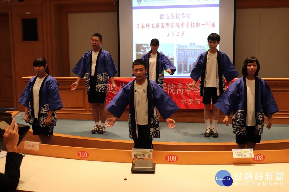 日本埼玉縣國際高校學生於歡迎式中表演日本舞蹈。