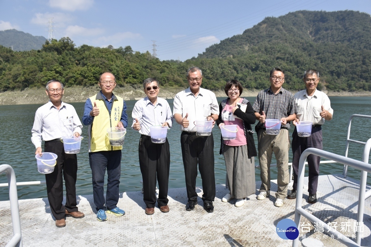 地方機關首長等多人共同參與魚苗放流活動