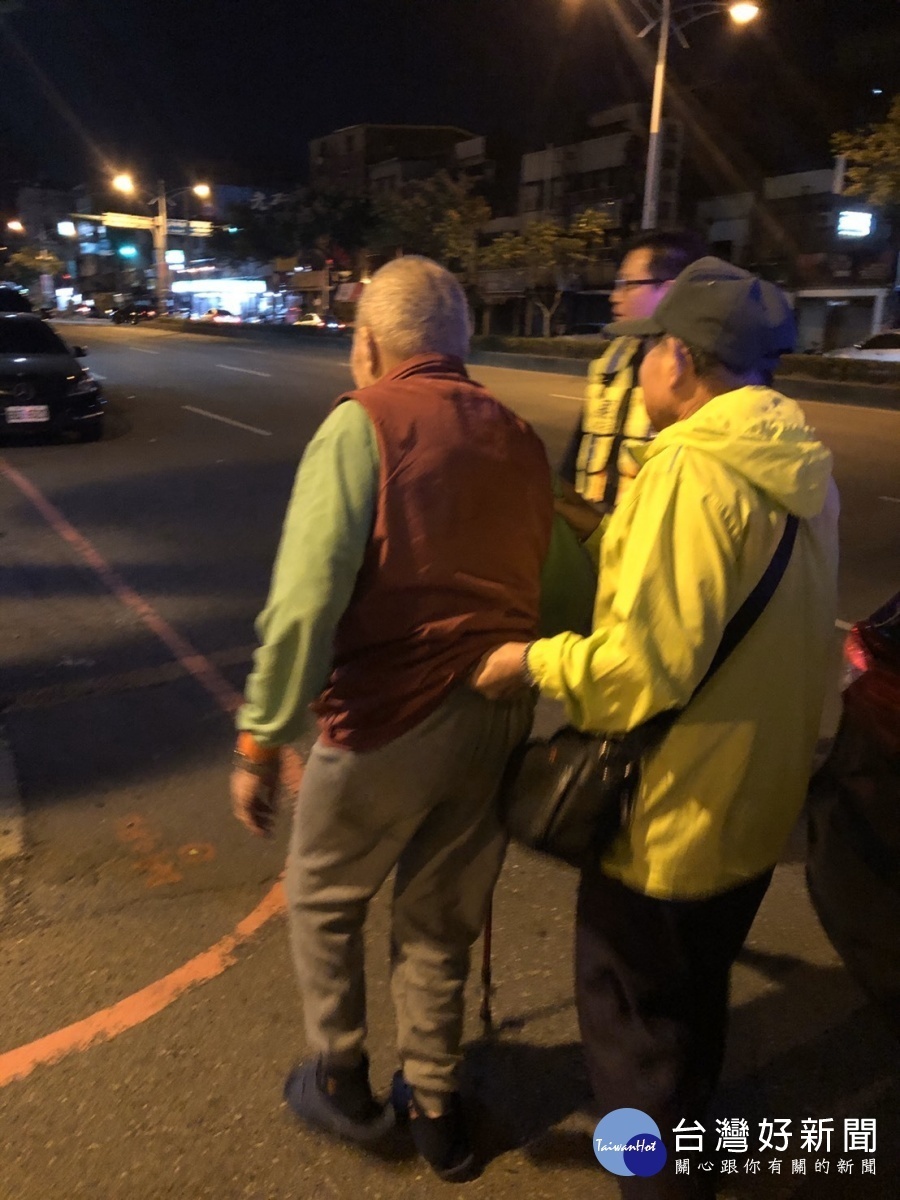 9旬老翁迷途街頭驚魂記,兩地警方協力找到家屬。
