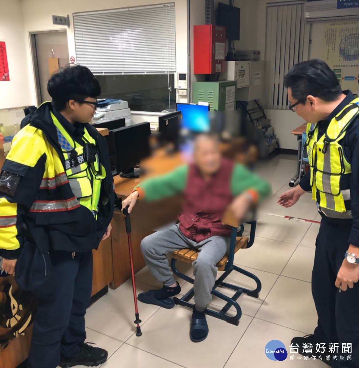 9旬老翁迷途街頭驚魂記,兩地警方協力找到家屬。