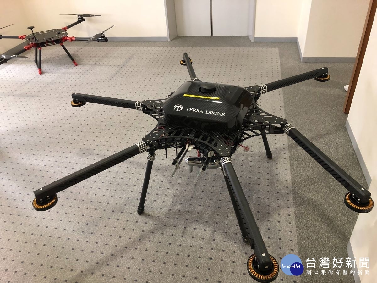 彰化縣府團隊參訪日本最大無人機廠商所生產的無人機。圖/彰化縣政府提供