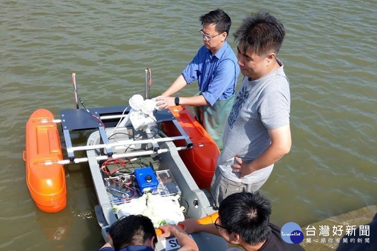 鎮鑫科技團隊所開發的無人船「整合性控制系統技術」。