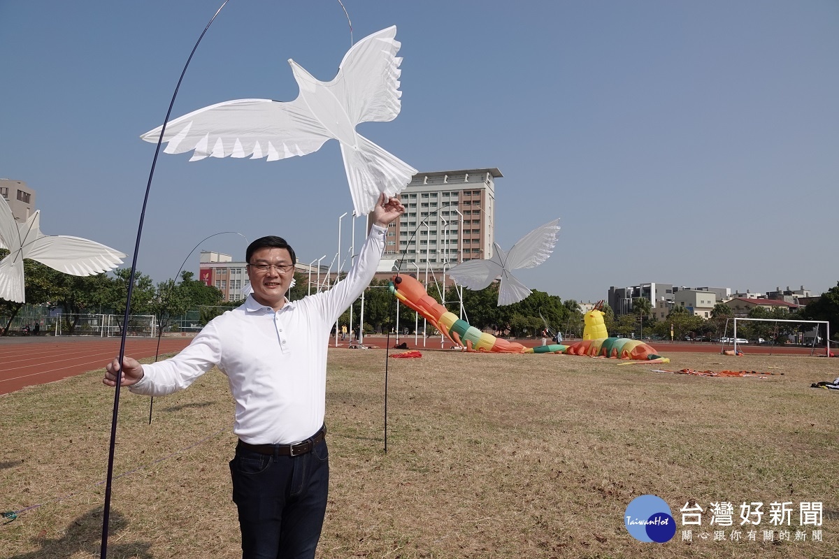 鹿港鎮長許志宏親自體驗大型風箏的樂趣。