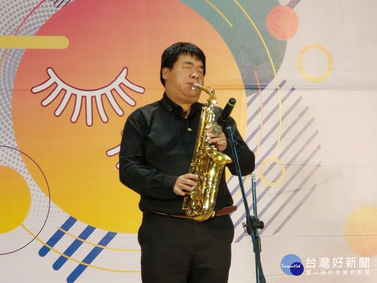 「金曲歌王蕭煌奇指定樂手」音樂玩家張林峰進行音樂演奏。圖／記者鄧富珍攝