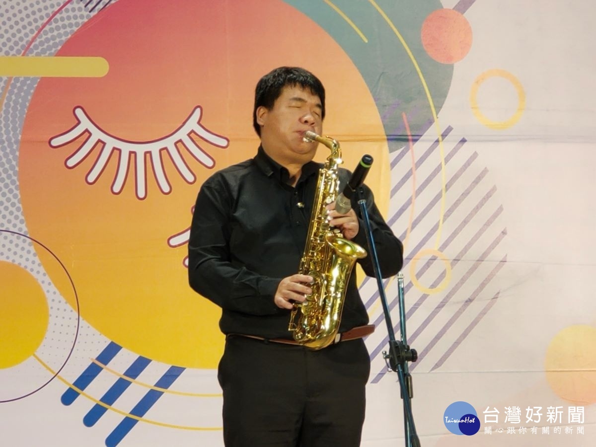 「金曲歌王蕭煌奇指定樂手」音樂玩家張林峰進行音樂演奏。圖/記者鄧富珍攝