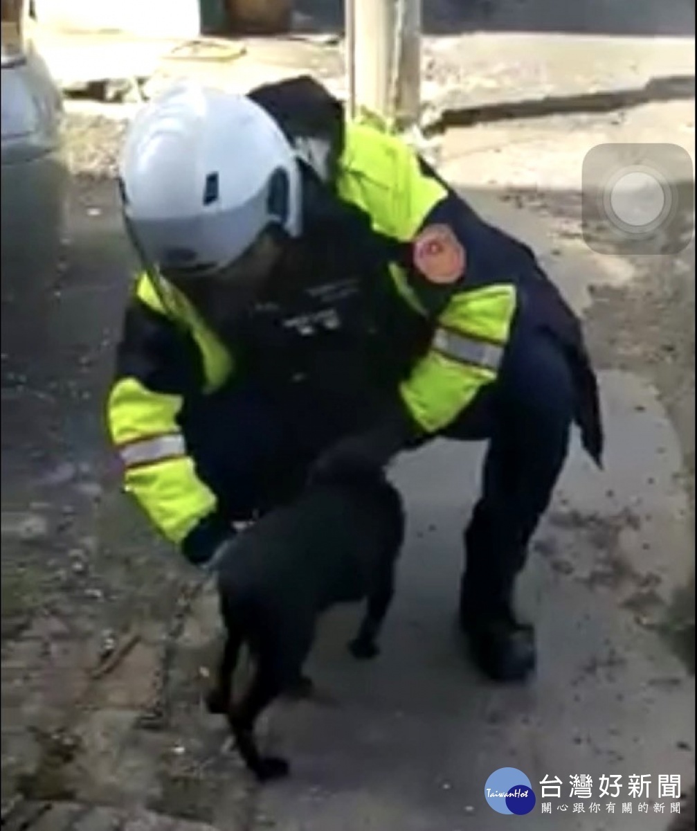 平鎮區一處鐵皮工廠發生火災，現場栓著一隻小黑狗，員警見狀立即上前馳援。