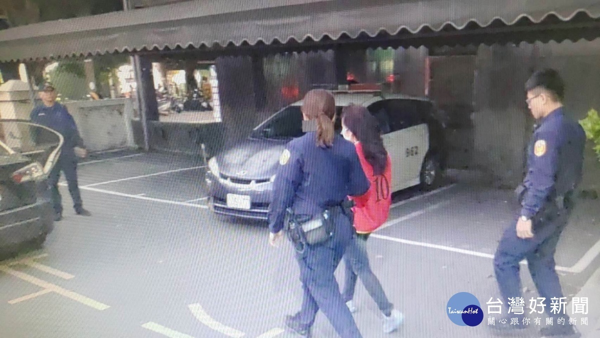失聯女移工躲衣櫃,遭八德警查獲。