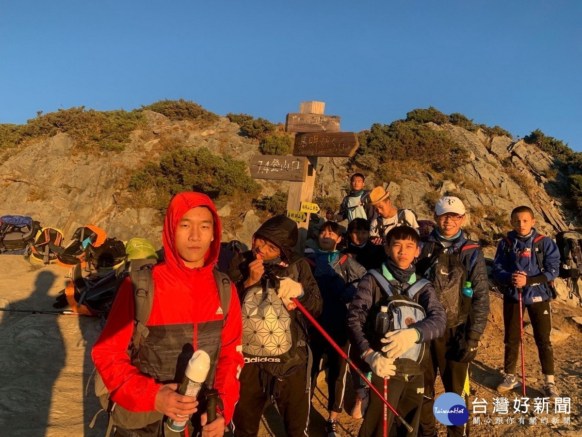 水里國中推山野教育，學生在登山口合照。