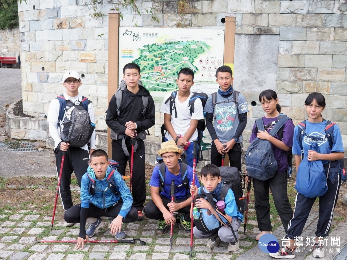 這次登嘉明湖，除了男學生，另外還有兩名女學生。