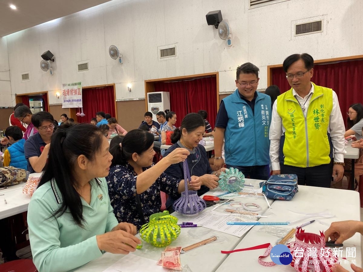 彰化市長林世賢參與「創意環保燈籠製作研習活動」與民眾互動。