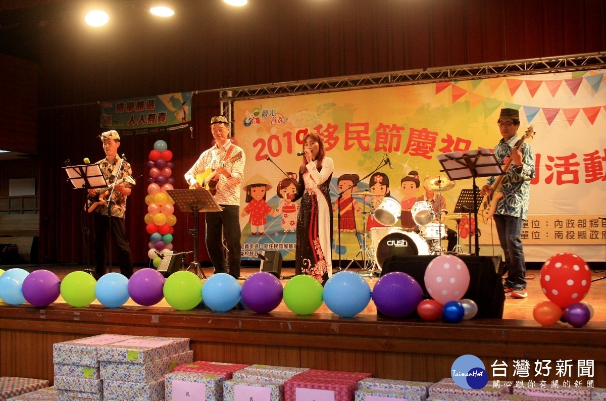 南投縣NTT教師樂團帶來好聽的歌曲。（記者扶小萍攝）