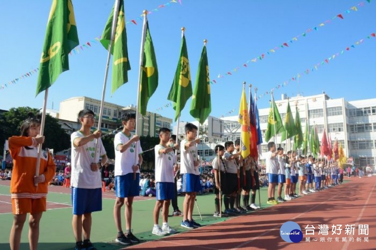 桃園國中擔任旗手的學生