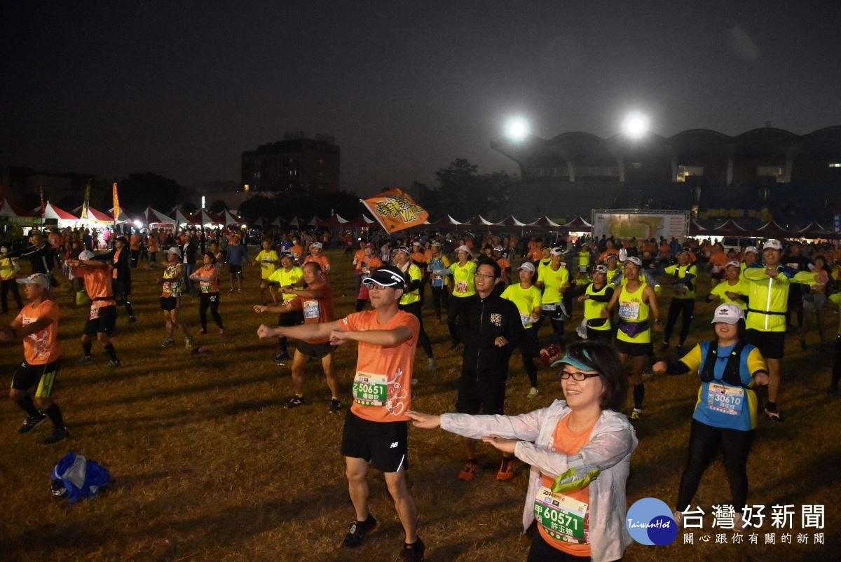 鹿港馬拉松開跑前熱身，8000人參與場面壯觀。