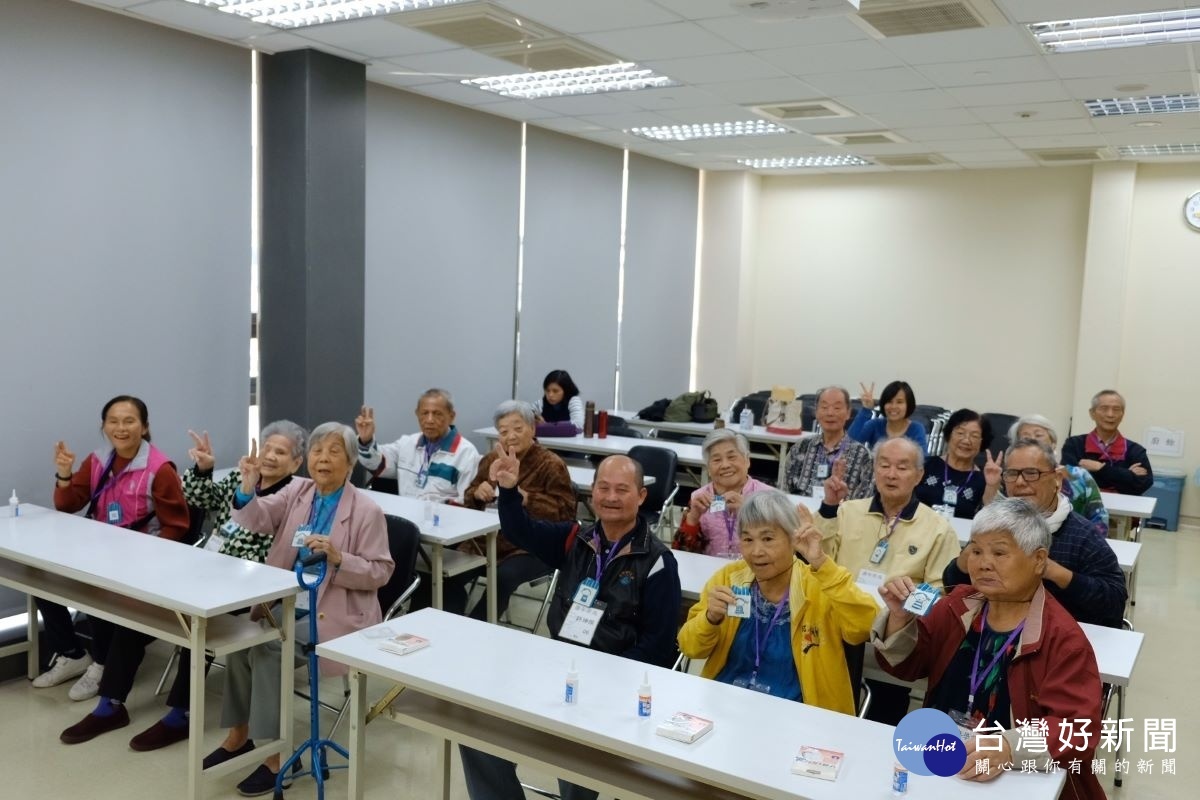 康年學苑失智長者開心的為「防走失神器」穿上新衣。