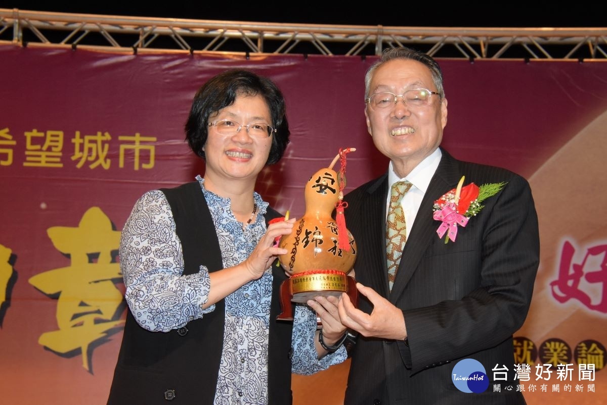 彰化職場好幸福就業論壇 ,彰化縣長王惠美頒獎表揚施振榮董事長,並表示感謝。圖/記者鄧富珍攝