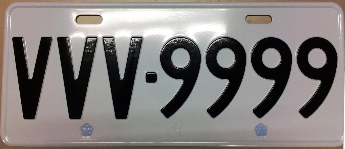 據交通部公路總局估算，要約40年以後才會發到V開頭的汽車車牌。不過為順應民意需求，公路總局決定釋出20面VVV開頭的汽車車牌，並從即日起放民眾競標，公路總局也預計在11月20日決標。（圖／交通部公路總局）