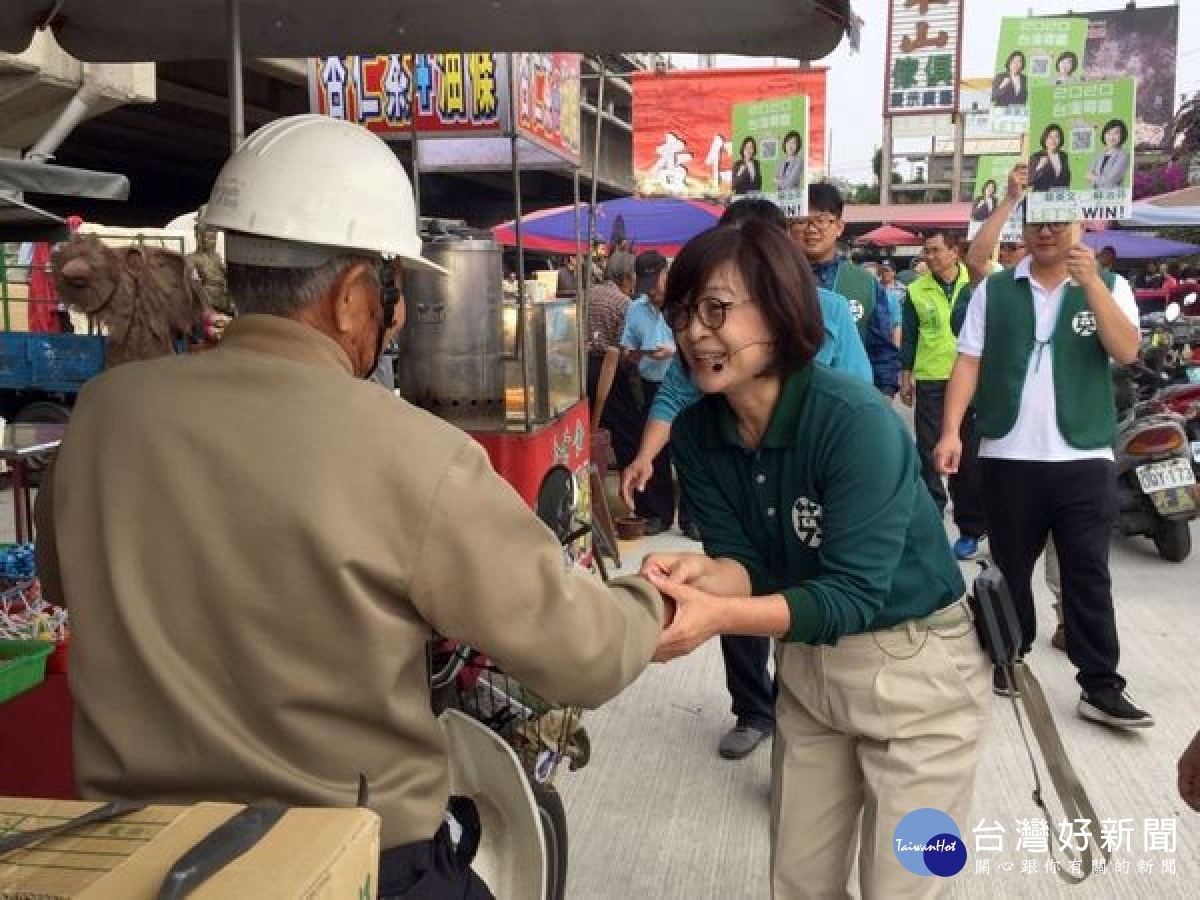 立委蘇治芬與縣議員蔡岳儒、前鎮長張勝智、鎮代許玉明及青年後援會，前往北港牛墟市集向民眾招呼問早，受到鄉親熱情的支持回應。