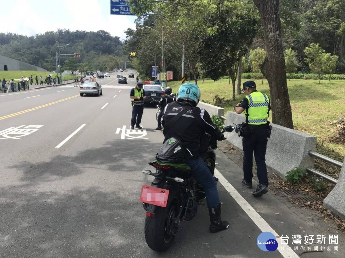 防制危險駕車、取締大型重型機車競駛及酒後駕車等決心，實施路檢勤務。